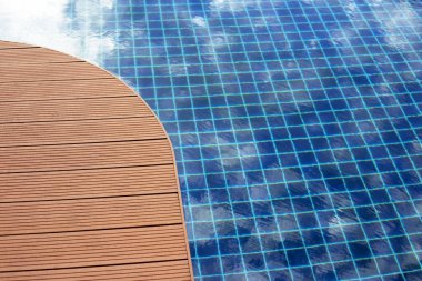 Ahşap döşemeli yüzme havuzu