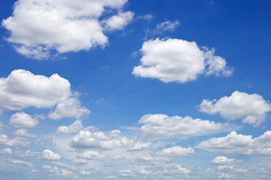 Bulutlu mavi gökyüzü arkaplanı. Boşluğu kopyala