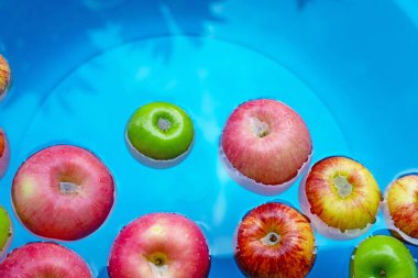 Suda taze elmalar yıkıyorum.