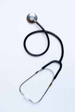 Beyaz arka planda steteskop. Boşluğu kopyala