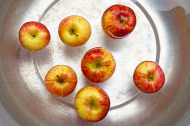 Suda taze elmalar yıkıyorum.