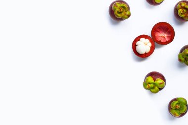 Beyaz arka planda Mangosteen. Üst görünüm