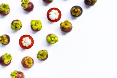 Beyaz arka planda Mangosteen. Üst görünüm