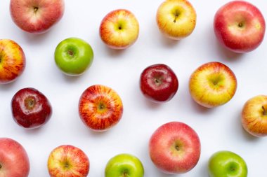 Beyaz arka planda taze elmalar. Üst görünüm