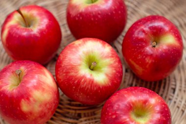 Sepette taze elmalar