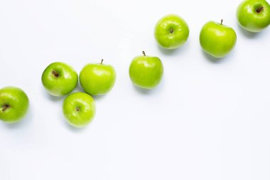 Beyaz arka planda yeşil elmalar. Boşluğu kopyala