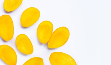 Tropik meyve, beyaz arka planda mango. Üst görünüm