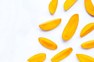 Tropik meyve, beyaz arka planda mango dilimleri. Üst görünüm