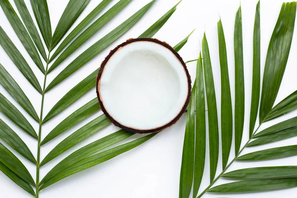 Half Kokosnoot Tropische Palmbladeren Witte Achtergrond Bovenaanzicht — Stockfoto