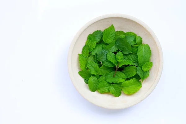 Fresh Mint Leaves Pottery Plate White Background Copy Space — Stock Photo, Image