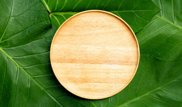 里芋の上に木の板を空にする トップ表示 — ストック写真