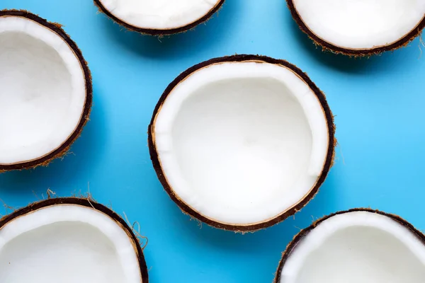 Half Kokosnoot Een Blauwe Achtergrond Bovenaanzicht — Stockfoto
