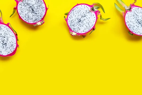 Drakenfruit Pitaya Gele Achtergrond Bovenaanzicht — Stockfoto