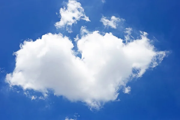 心の形をした雲と青空の背景 スペースのコピー — ストック写真