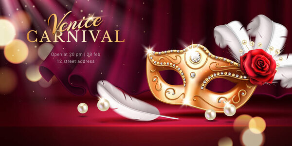 Бусы и золотая маска на параде Марди Гра
