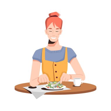 Diyet yapan bir kadın salata yiyor ve kahvenin tadını çıkarıyor.