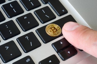 Bitcoin birinde bir bilgisayar klavye tuşları