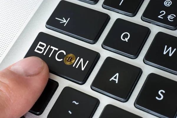 Bitcoin birinde bir bilgisayar klavye tuşları