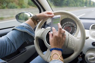 Bottrop, Almanya - 16 Ağustos 2018: tam hızlı bir karayolu üzerinde kullanıyor sarışın bir kadın whatsapping onun smartphone ise.