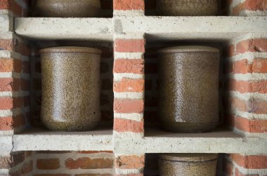 Bir duvarda bir cremarorium dışında iki urns
