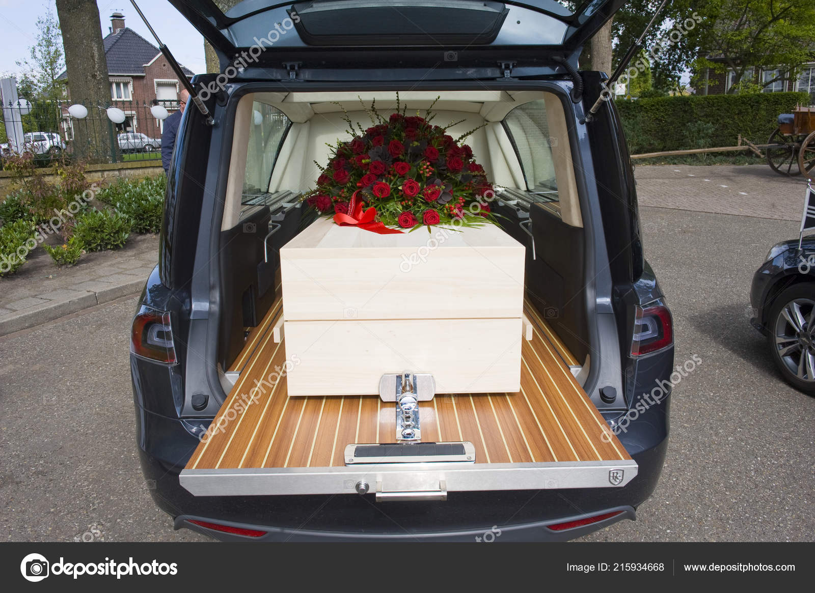 Sognare Carro Funebre Con Bara Coffin Flower Arrangement Funeral Car — Stock Photo © Buurserstraat38