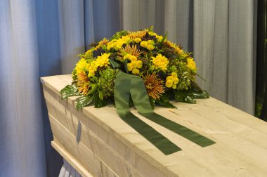 Bir morg tabutta bir çiçek düzenleme