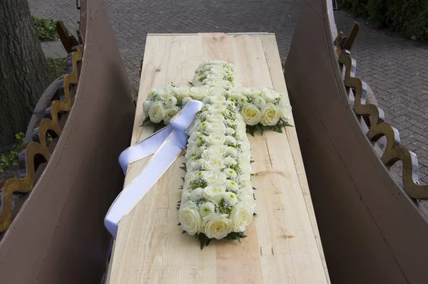 Een Kruis Gemaakt Van Bloemen Een Kist Een Charlot — Stockfoto