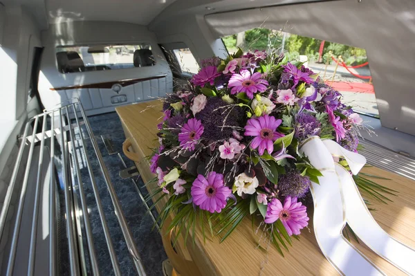 葬礼车里有花安排的棺材 — 图库照片