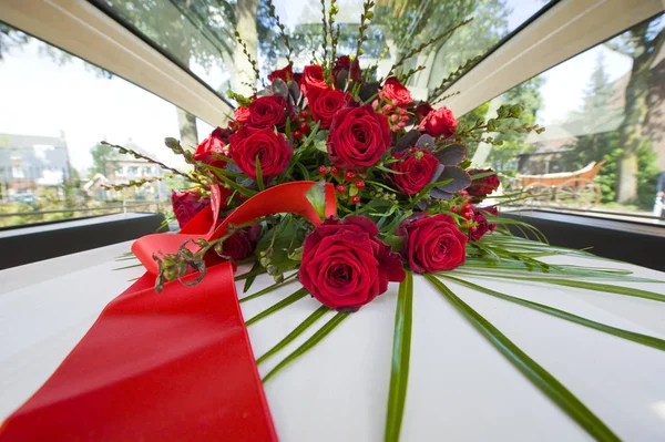 Kista Med Ett Blomsterarrangemang Begravning Bil — Stockfoto