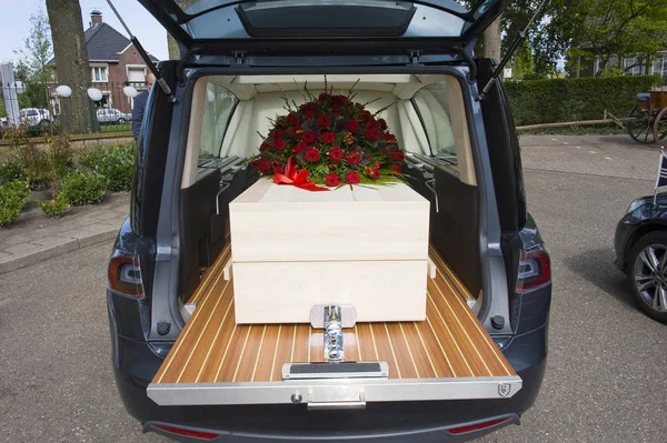 葬儀の車でフラワーアレンジメントの棺 — ストック写真
