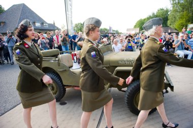 Enschede, Hollanda - 01 Eyl, 2018: 'askeri ordu gösterisi sırasında sahne alanı'na yürüyen Çavuş Wilson'ın ordusu göster' dan üç şarkıcılar.