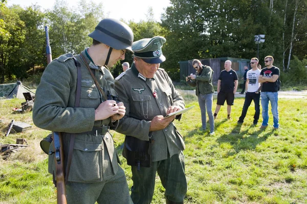 Enschede Niederlande 2018 Deutsche Soldaten Beim Studium Einer Landkarte Während — Stockfoto