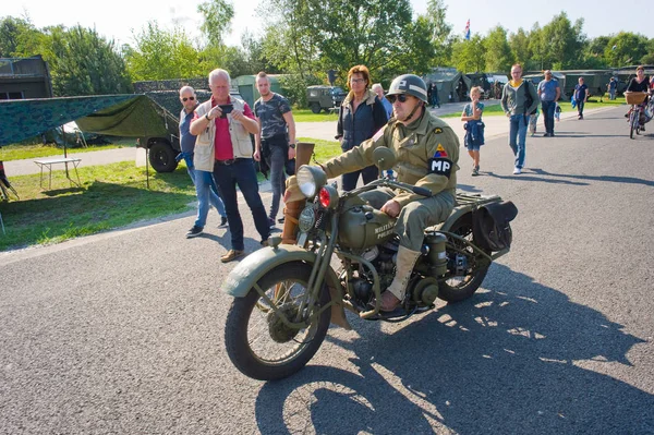 Enschede Niederlande 2018 Ein Vorbeifahrendes Motorrad Während Einer Militärparade — Stockfoto