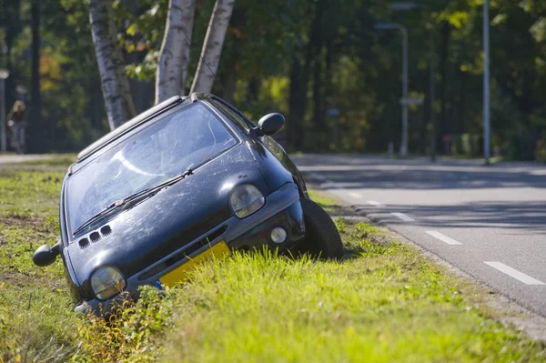 Coche Había Chocado Contra Una Zanja — Foto de Stock