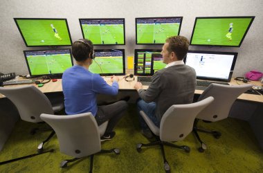 Zeist, Hollanda - 30 Kasım 2018: Hollanda Futbol Federasyonu Genel Müdürlük Var merkezi Var hakem Bas Nijhuis (solda) ve onun operatörü Mike van der Roest (sağda) çalışma.