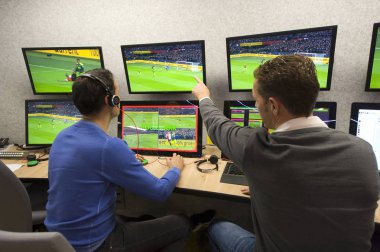 Zeist, Hollanda - 30 Kasım 2018: Hollanda Futbol Federasyonu Genel Müdürlük Var merkezi Var hakem Bas Nijhuis (solda) ve onun operatörü Mike van der Roest (sağda) çalışma.