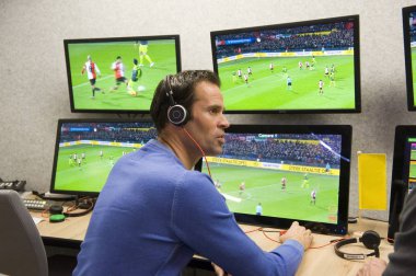 Zeist, Hollanda - 30 Kasım 2018: Var Bas Var merkezi Hollanda Futbol Federasyonu Genel Müdürlük çalışma Nijhuis hakem.