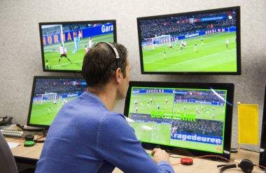 Zeist, Hollanda - 30 Kasım 2018: Var Bas Var merkezi Hollanda Futbol Federasyonu Genel Müdürlük çalışma Nijhuis hakem.