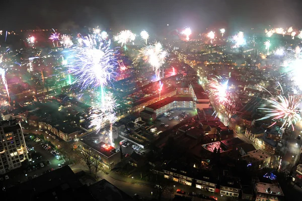 新しい年の前夜 オランダのエンスヘーデの中心 101 メートル高い建物から見た花火 — ストック写真