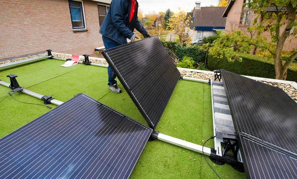 安装太阳能电池板 — 图库照片