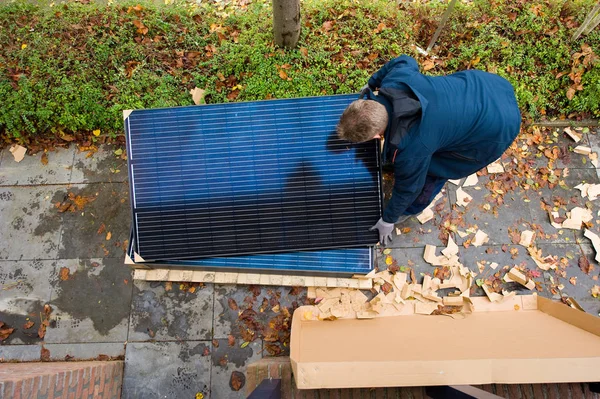 Zonnepanelen oppikken — Stockfoto