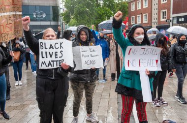 ENSCHEDE, NETHERLANDS - 05 Haziran 2020: Protestocular, George Floyd 'un öldürülmesini ve ABD' de ırkçılığı protesto etmek için Enschede 'nin göbeğindeki sağanak yağmurda gösteri yapıyorlar.