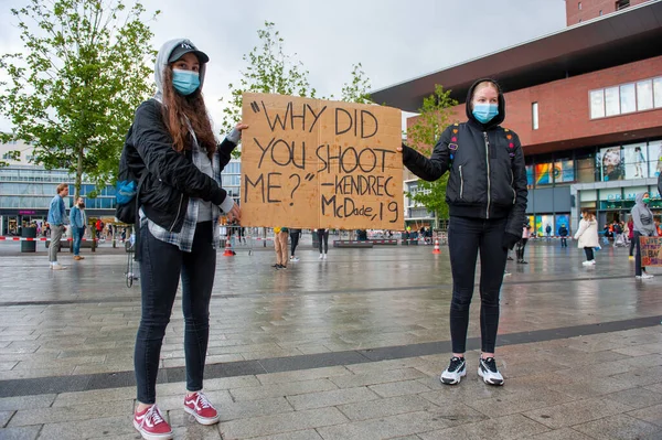 Enschede オランダ 2020 プロテスタントは 米国でのジョージ フロイドと人種差別の殺害に抗議するために エンスケジュールの中心部に雨が降っていることを示しています — ストック写真