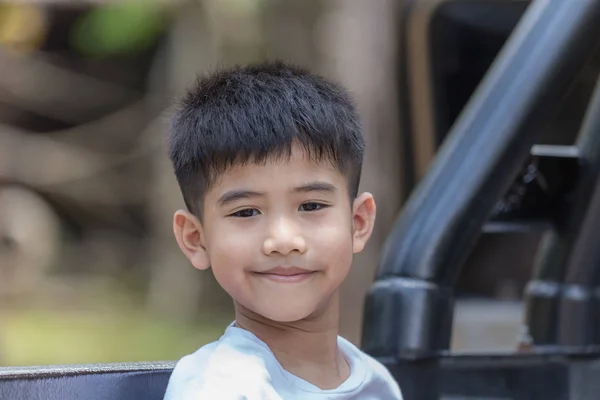Asiático Chico Sonriendo Felizmente — Foto de Stock