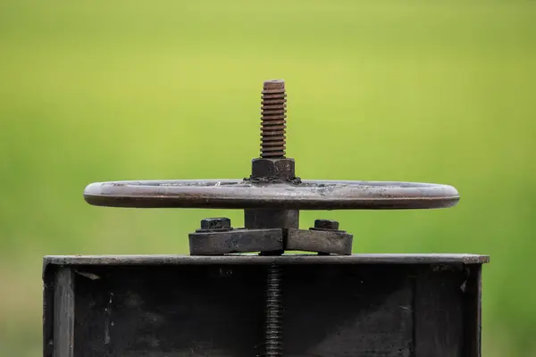 Ijzeren Wiel Dat Wordt Geopend Een Sluisdeur Aan Het Water — Stockfoto