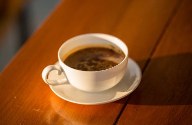 Kahve fincanı ahşap masada.