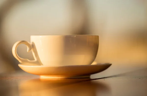 Чашка Кофе Фоне Заката Деревянном Столе — стоковое фото
