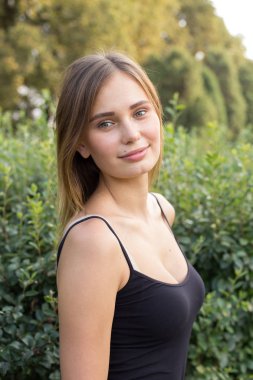 portre, güzel bir kız portresi gülümseyen bir kız bahçede portresi