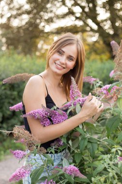 portre, güzel bir kız portresi gülümseyen bir kız bahçede portresi