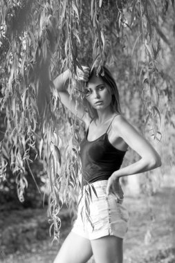 portre, güzel bir kız portresi gülümseyen bir kız bahçede portresi